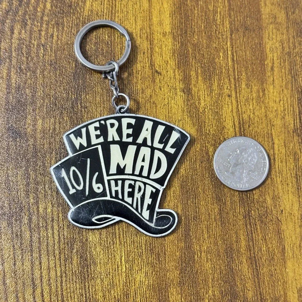 Disney Alice Wonderland Keychain Mad Hatter‎ 10/6 Black White Metal Vintage